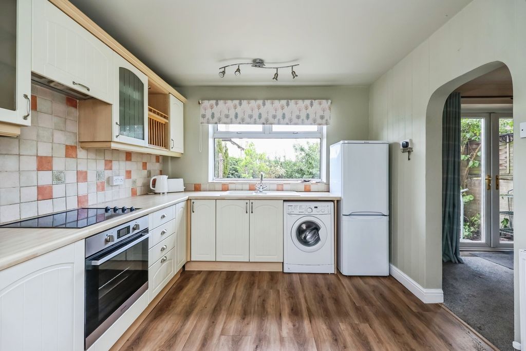 Property photo 2 of 18 Fitted Kitchen