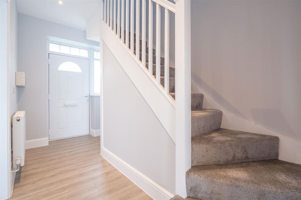 Property photo 3 of 18 Entrance Hall.Jpg
