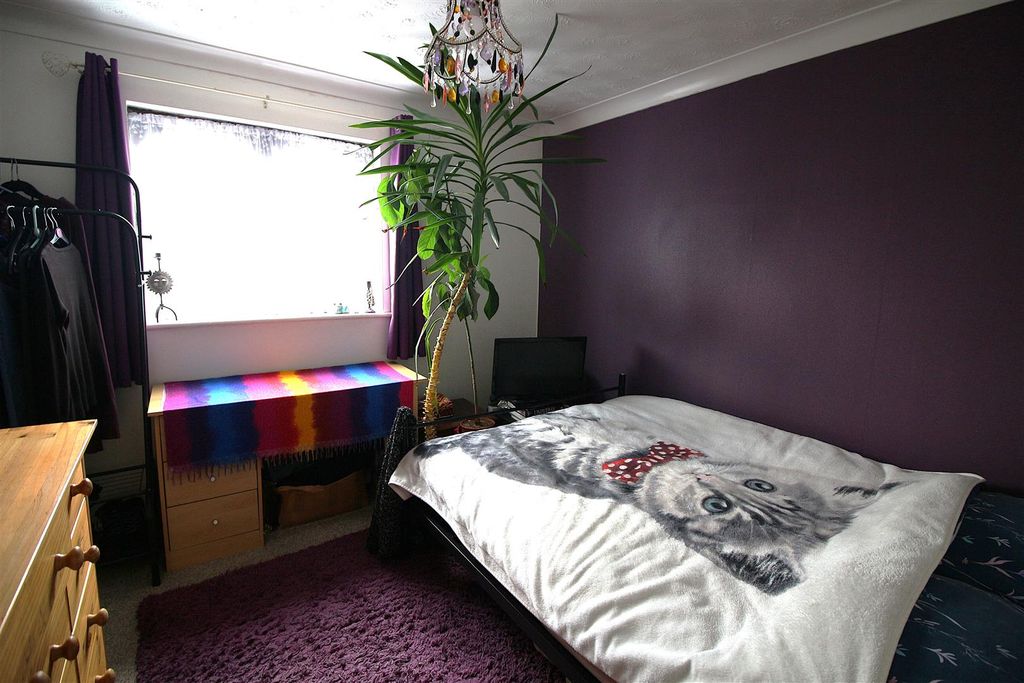 Property photo 3 of 11 Bedroom 1