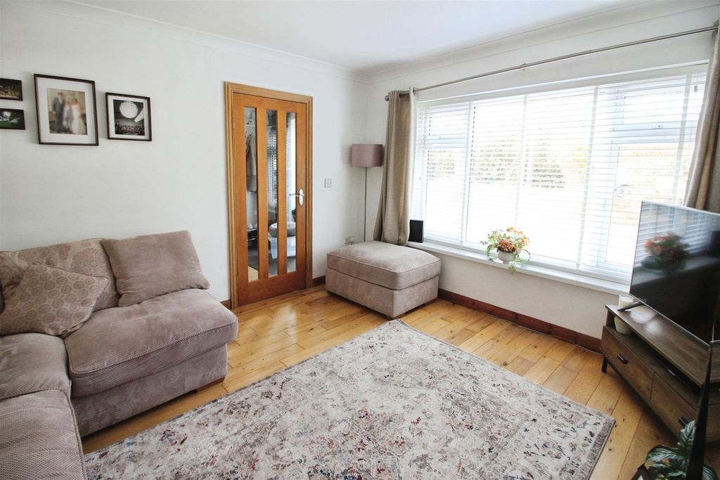 Property photo 3 of 28 Lounge