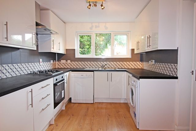 Property photo 3 of 11 Kitchen