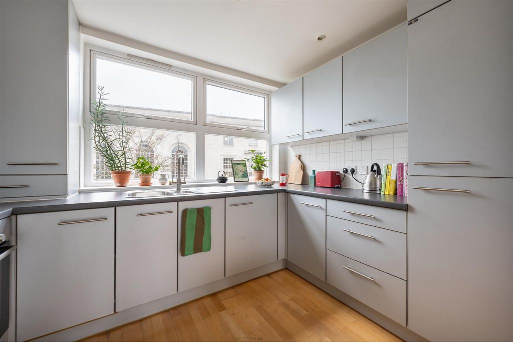 Property photo 3 of 19 Reading Lane, E8