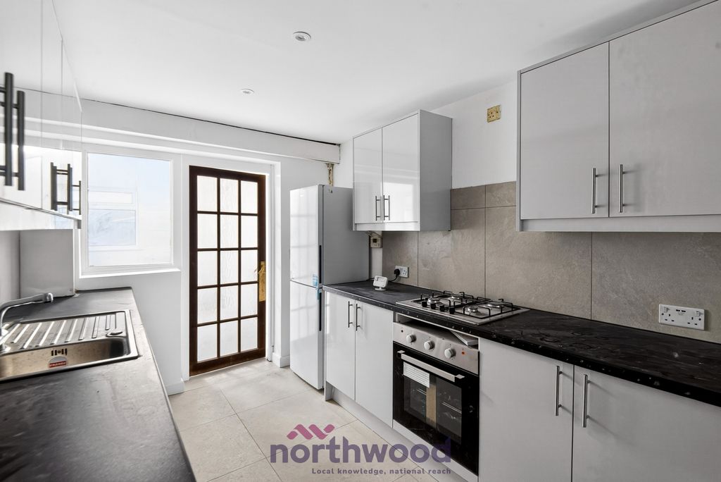 Additional image 4 of 3 bed end terrace house to rentReeve Road, Holyport SL6