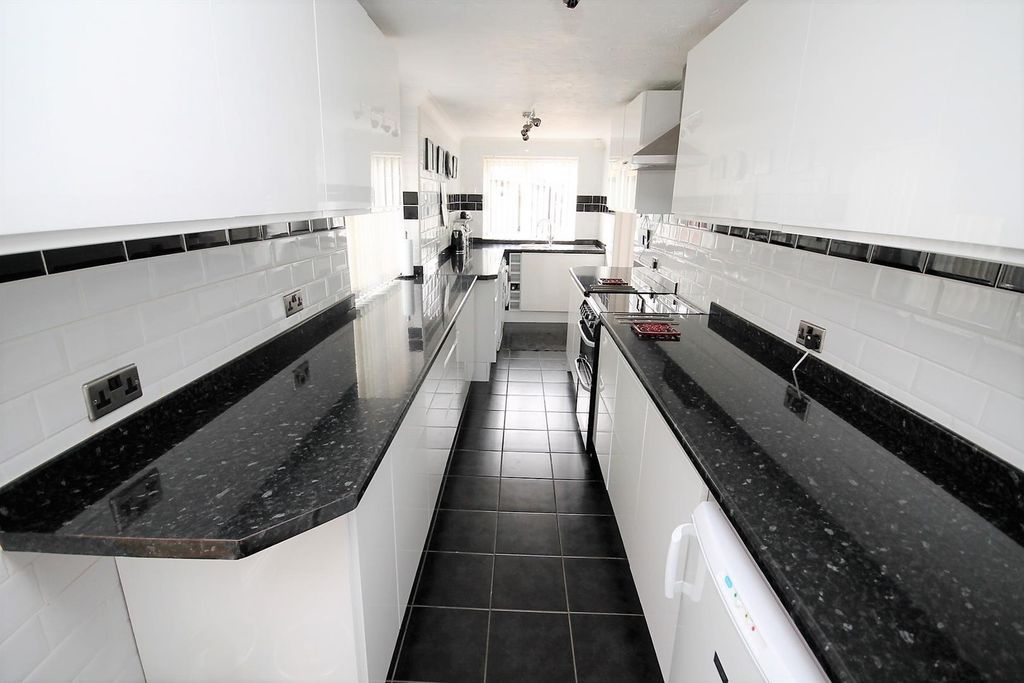 Property photo 2 of 11 Kitchen