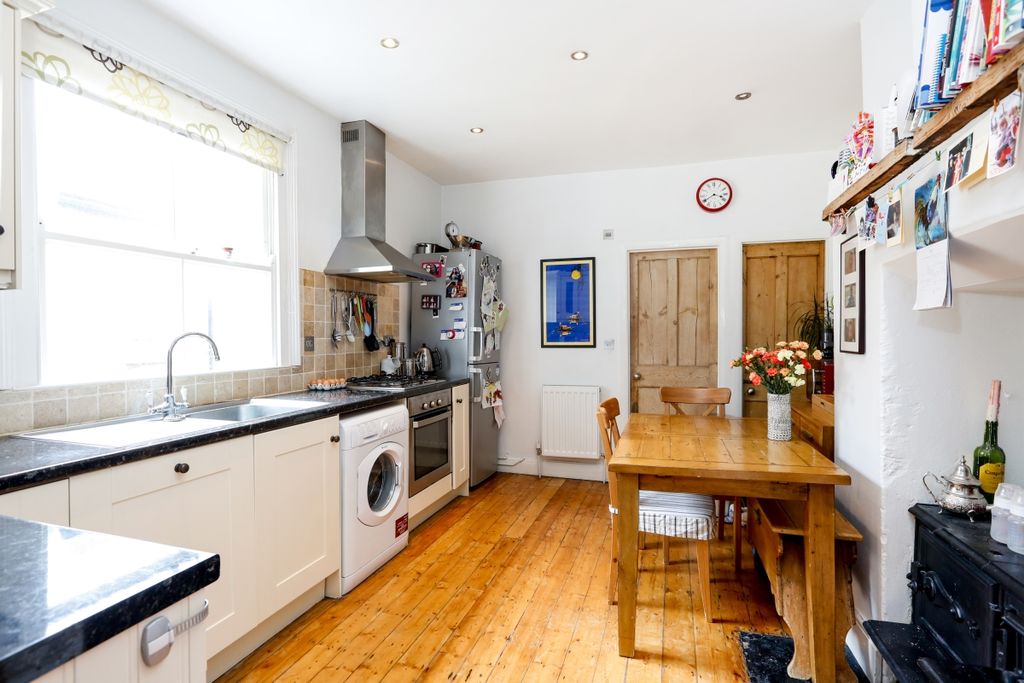 Property photo 3 of 11 Kitchen