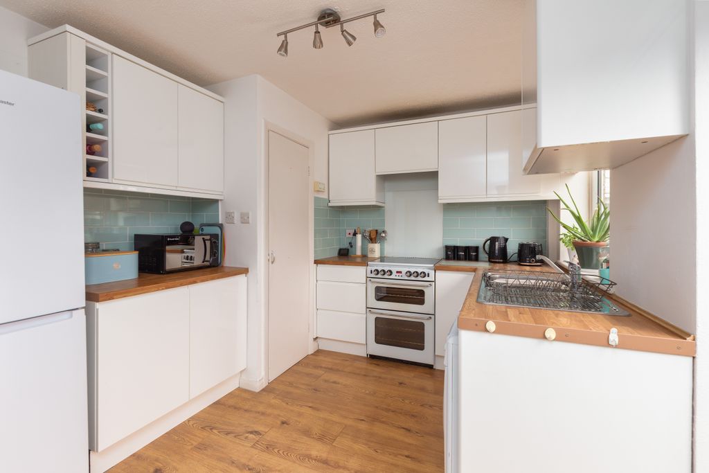 Property photo 2 of 15 21 Singleton Close-4