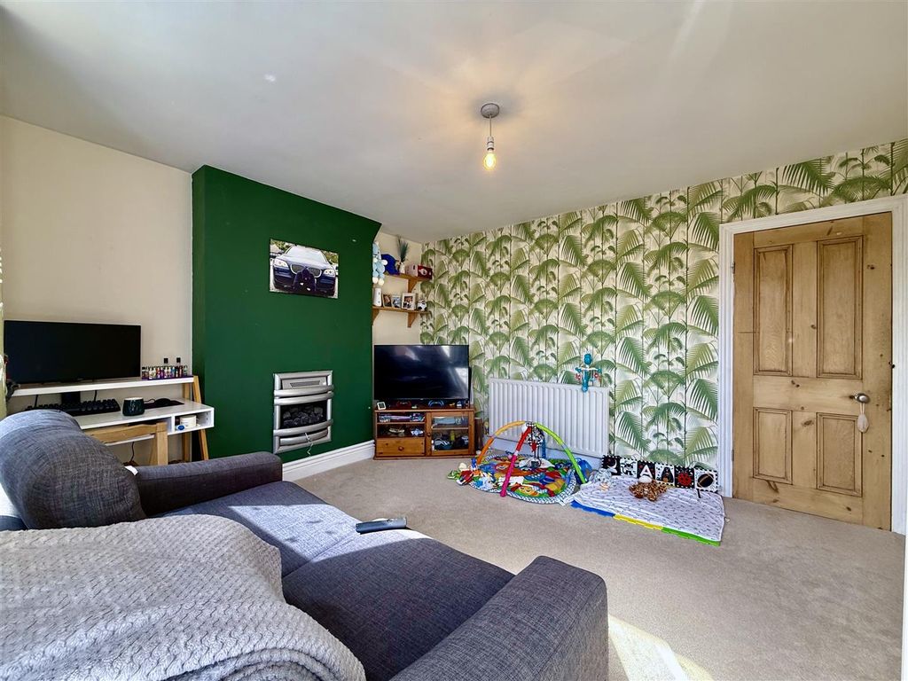 Property photo 3 of 8 Priory Road