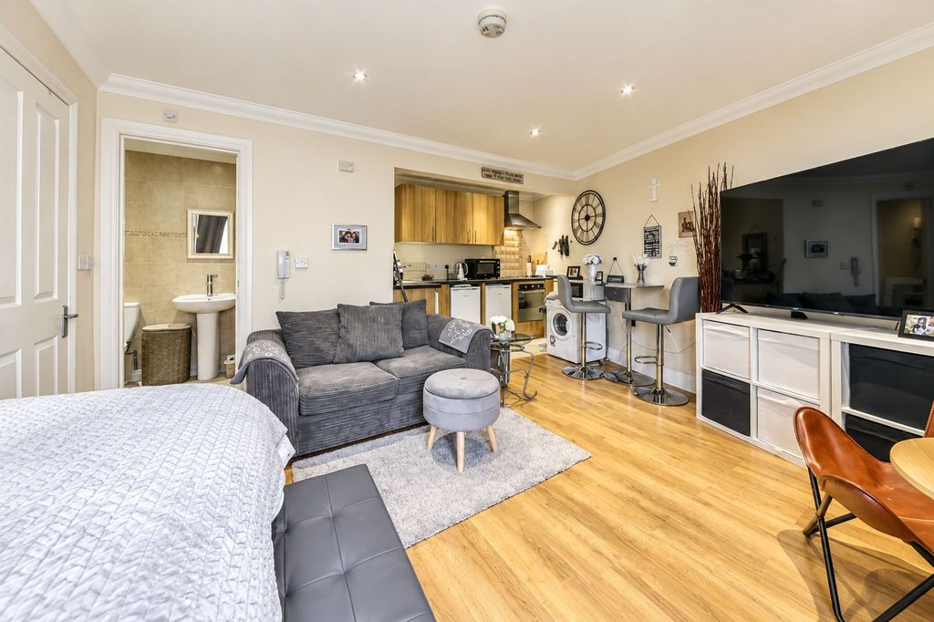 Property photo 1 of 5