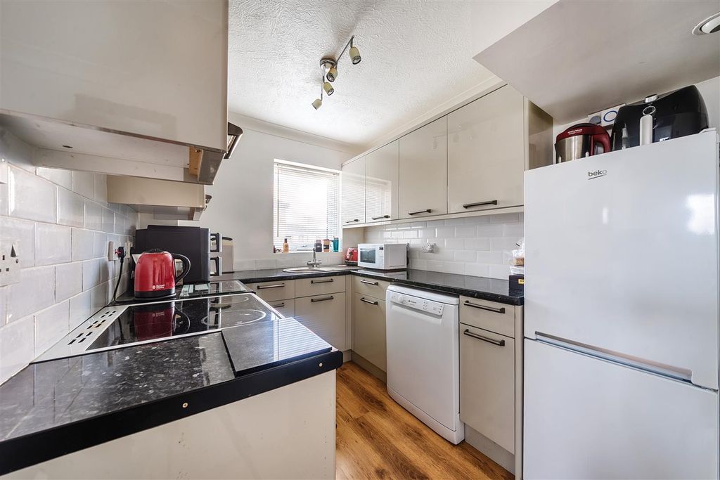 Property photo 3 of 9 Kitchen