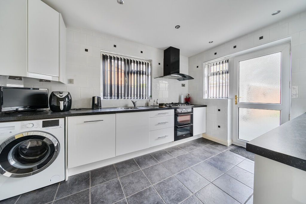 Property photo 2 of 19 Kitchen