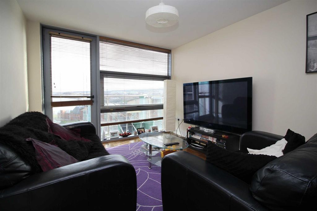 Property photo 2 of 11 Lounge