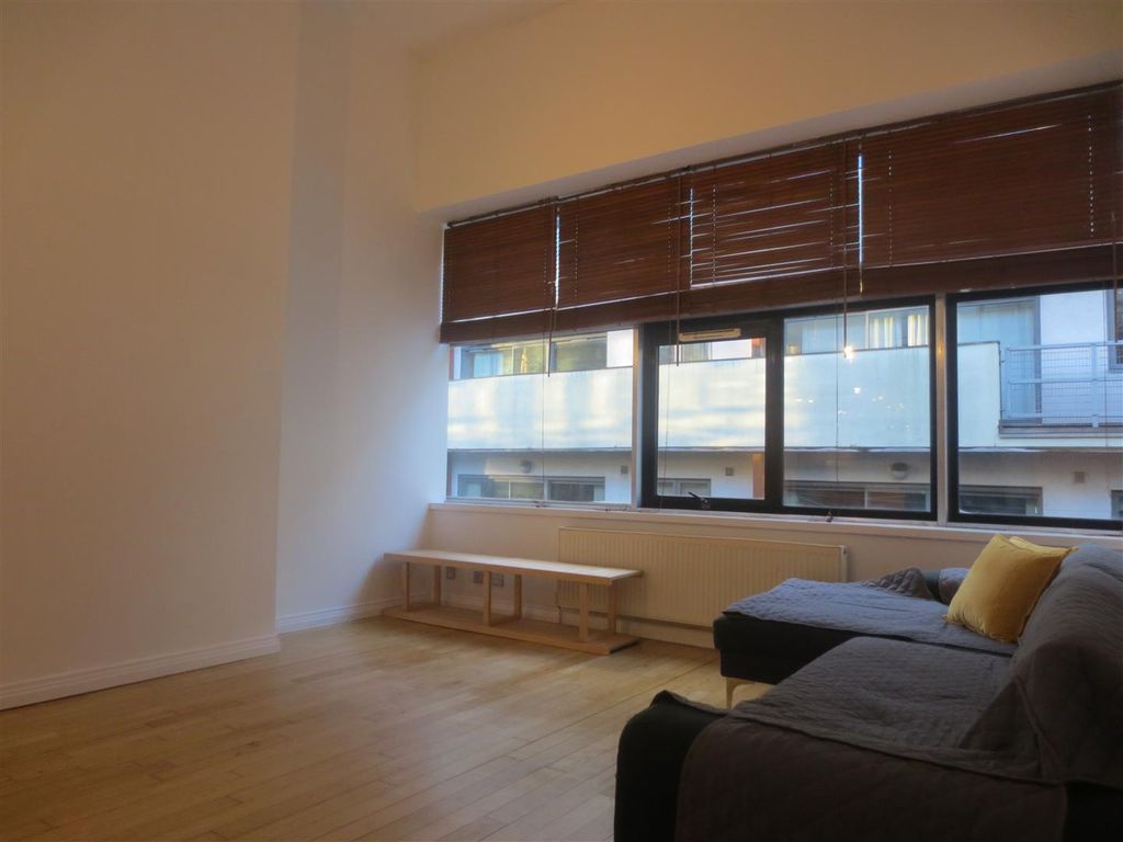 Property photo 2 of 11 Living Room