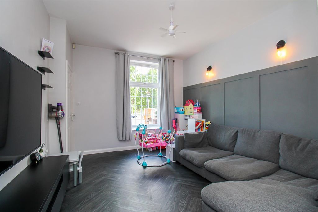 Property photo 1 of 13 Living Room