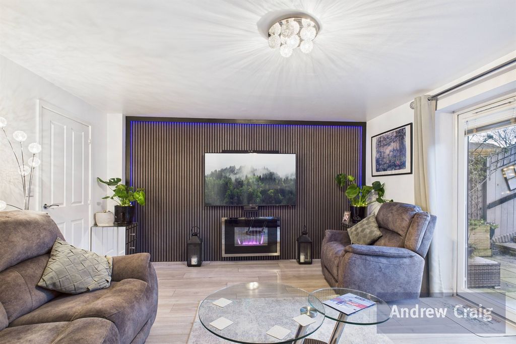 Property photo 3 of 15 Lounge