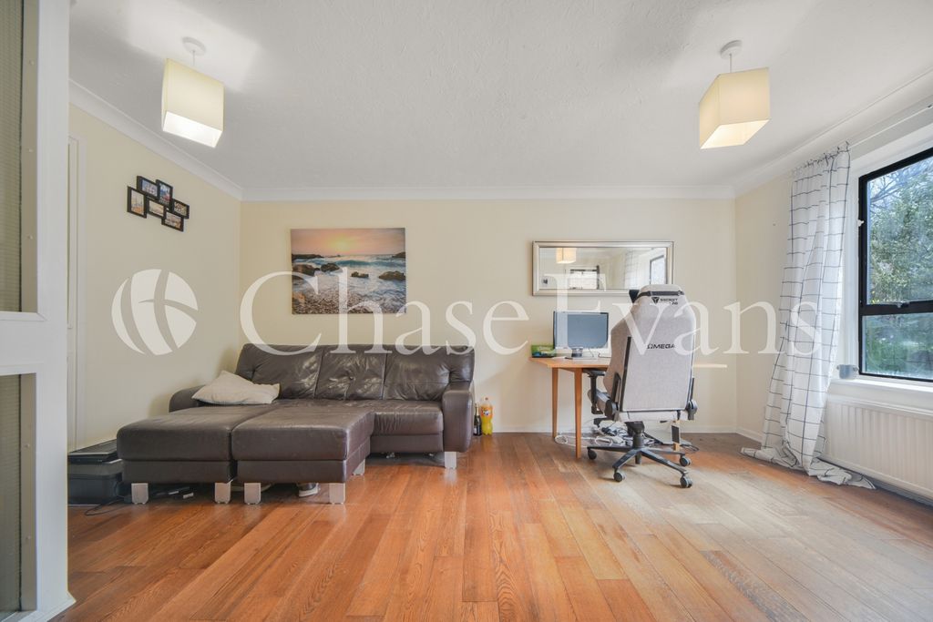 Property photo 2 of 13 Horseshoe Close, Isl