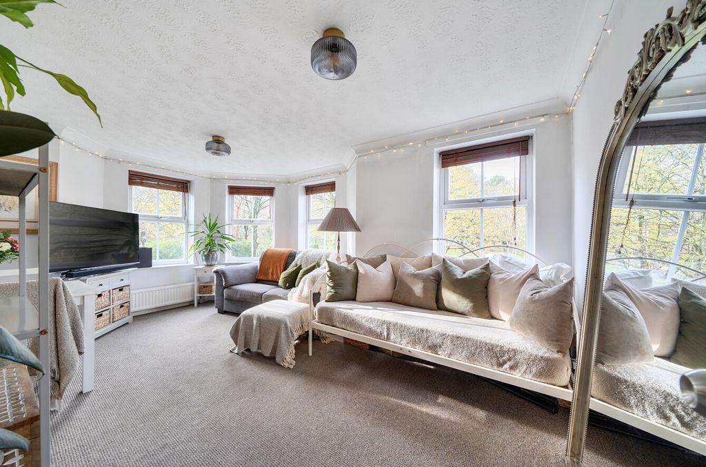 Property photo 2 of 12 Lounge