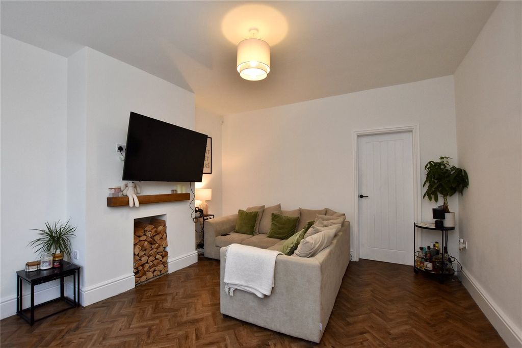 Property photo 2 of 17 Picture No. 12