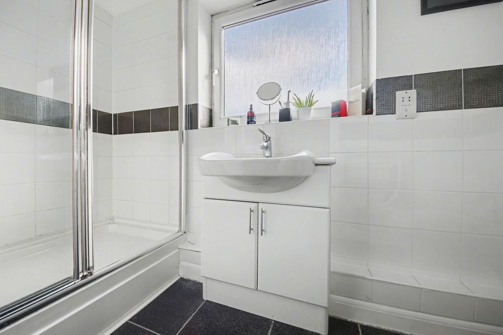 Additional image 3 of 2 bed flat for sale52 Vespasian Road, Bitterne Manor SO18