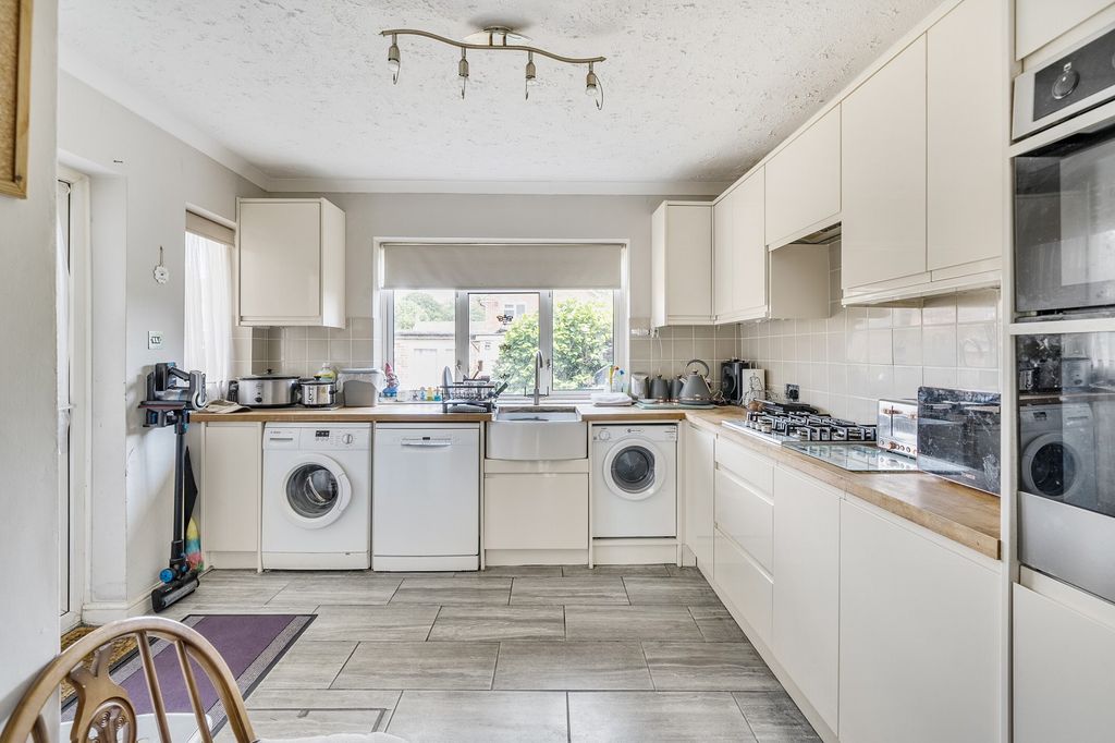 Property photo 3 of 16 Kitchen