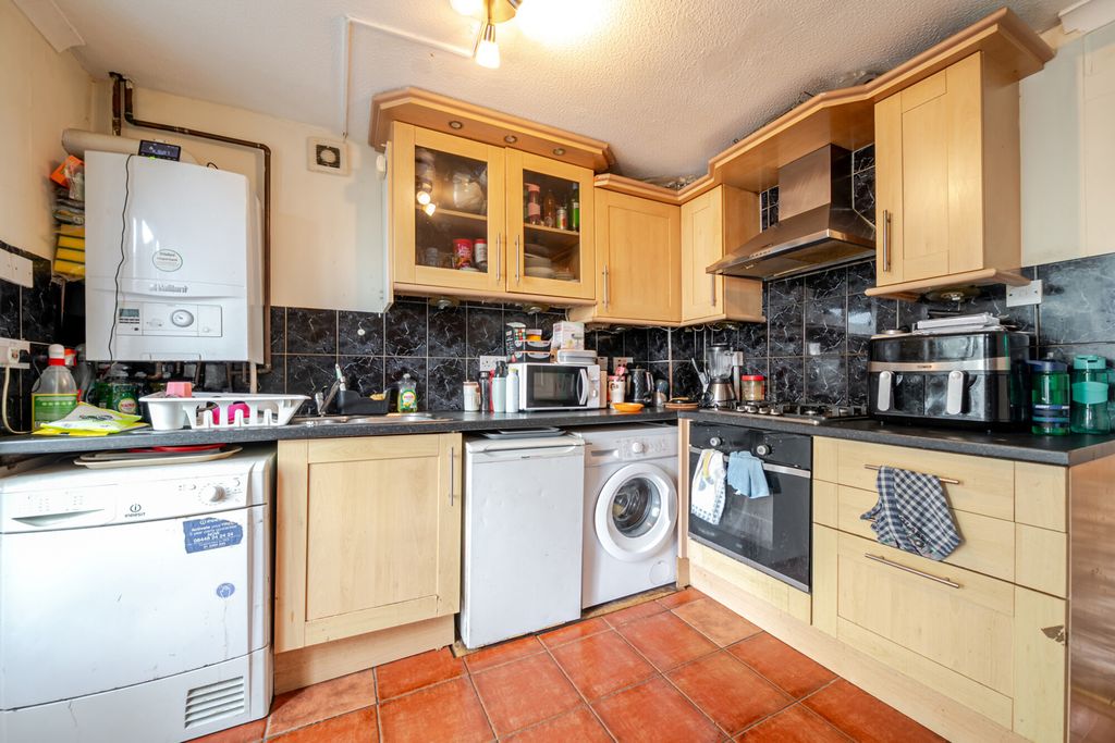 Property photo 3 of 17 Kitchen
