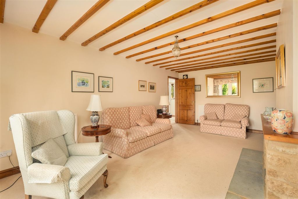 Property photo 3 of 23 2 Hanwell Court, Hanwell-5.Jpg
