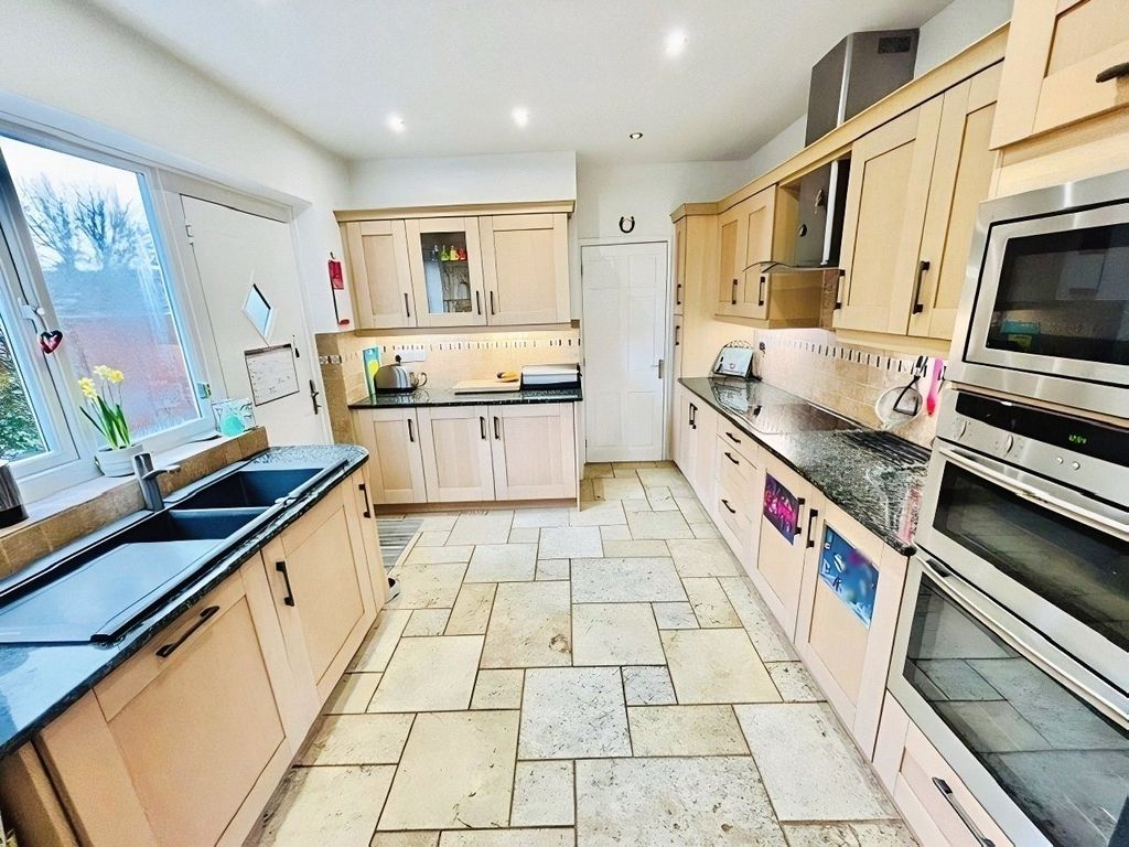 Property photo 3 of 31 Kitchen