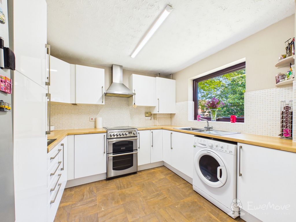 Property photo 3 of 12 Kitchen