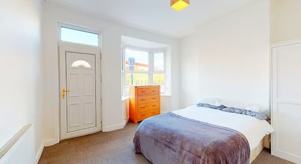 Property photo 3 of 9 Bright And Inviting Double Bedroom Featuring A Com...