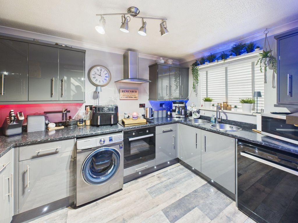 Property photo 3 of 11 Kitchen