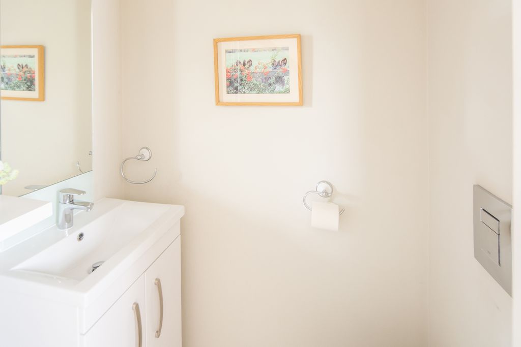 Property photo 2 of 25 Cloakroom