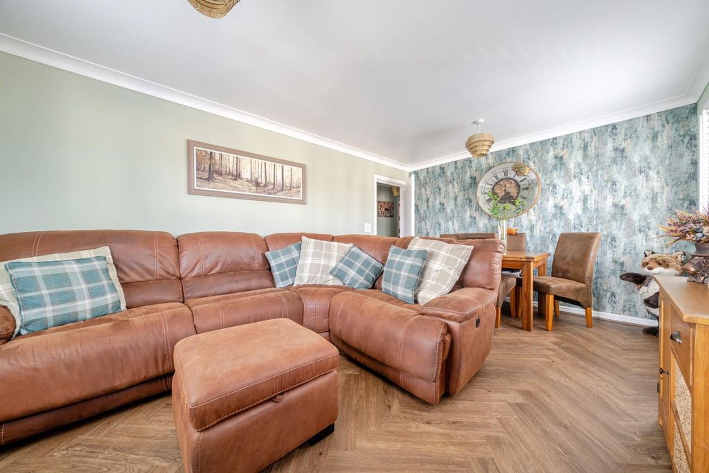 Property photo 3 of 15 1401618-5-696F77378102E-Arw.Jpg