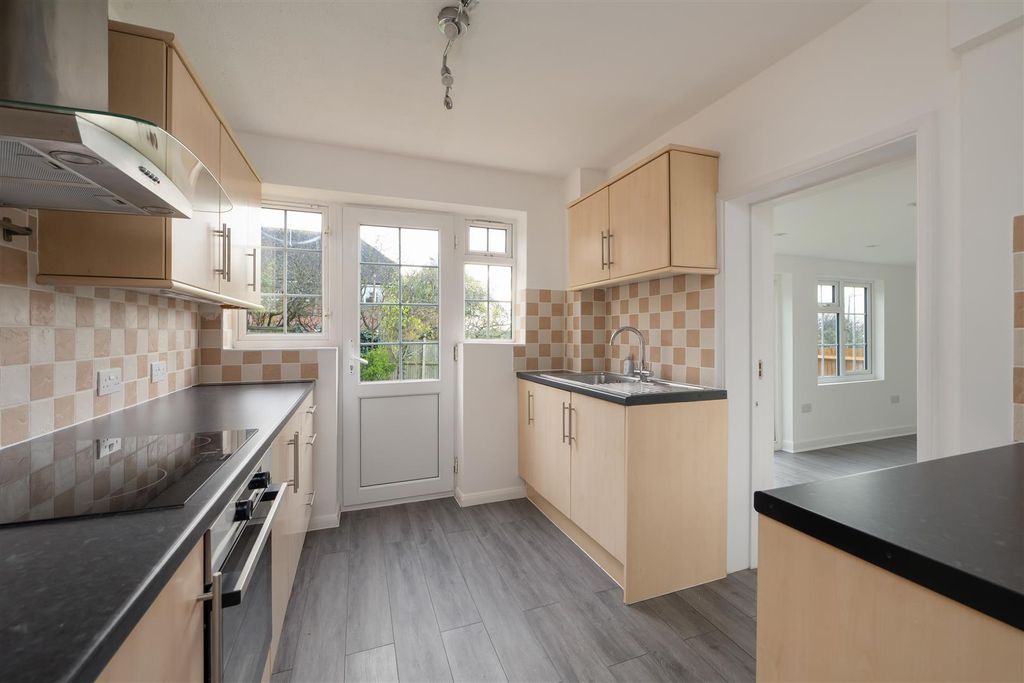 Property photo 3 of 15 Linnet Avenue, Whitstable