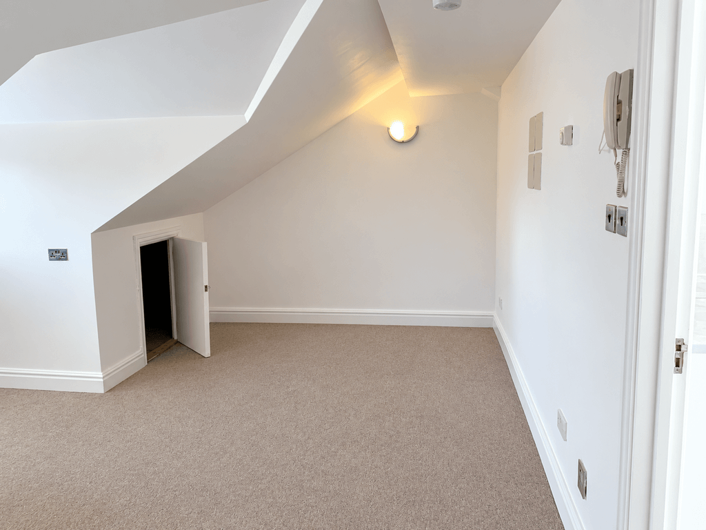 Property photo 1 of 8 Spacious Studio Flat In Harrow Wealdstone
