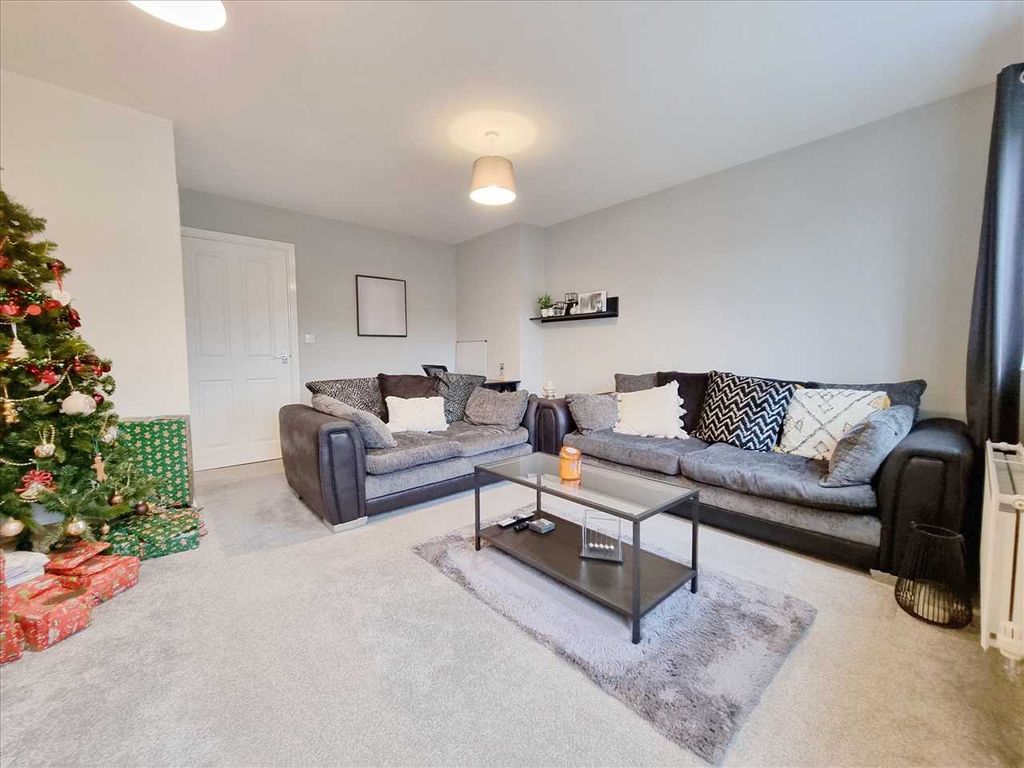 Property photo 3 of 9 Lounge: