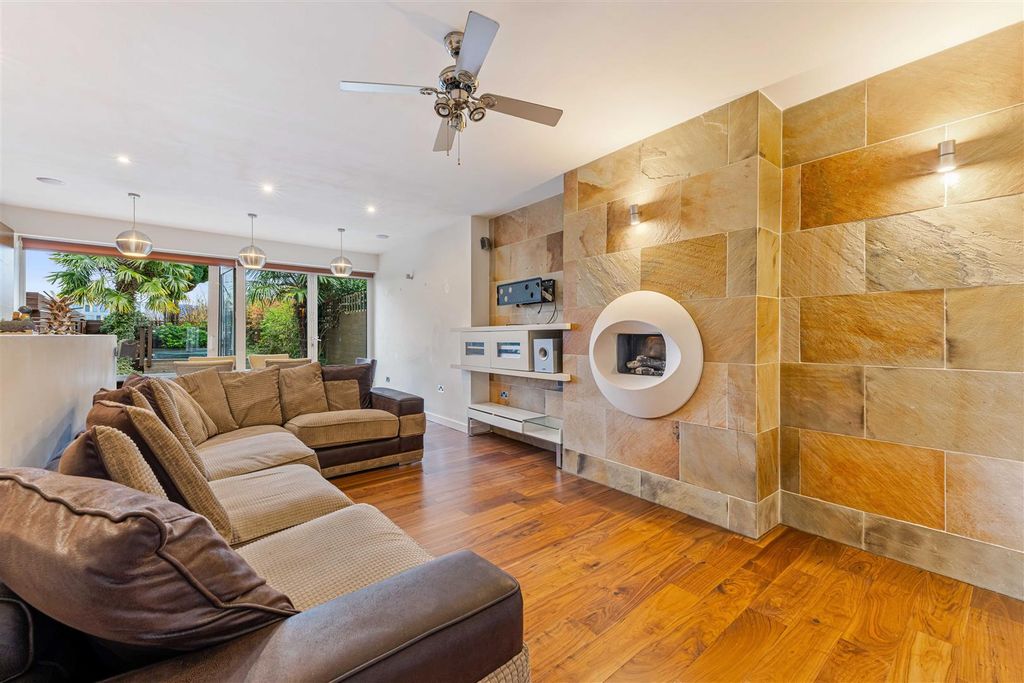 Property photo 3 of 52 41 Oaklands Avenue, Isleworth Tw7-16.Jpg