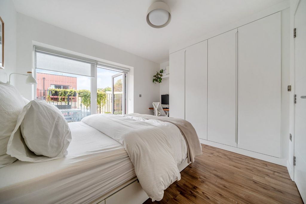 Property photo 2 of 20 Bedroom