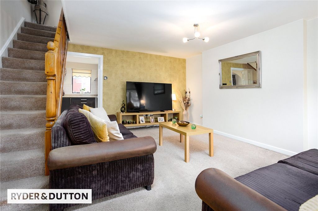 Property photo 2 of 18 Lounge