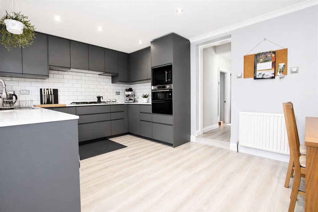 Property photo 3 of 21 Kit d.Jpg