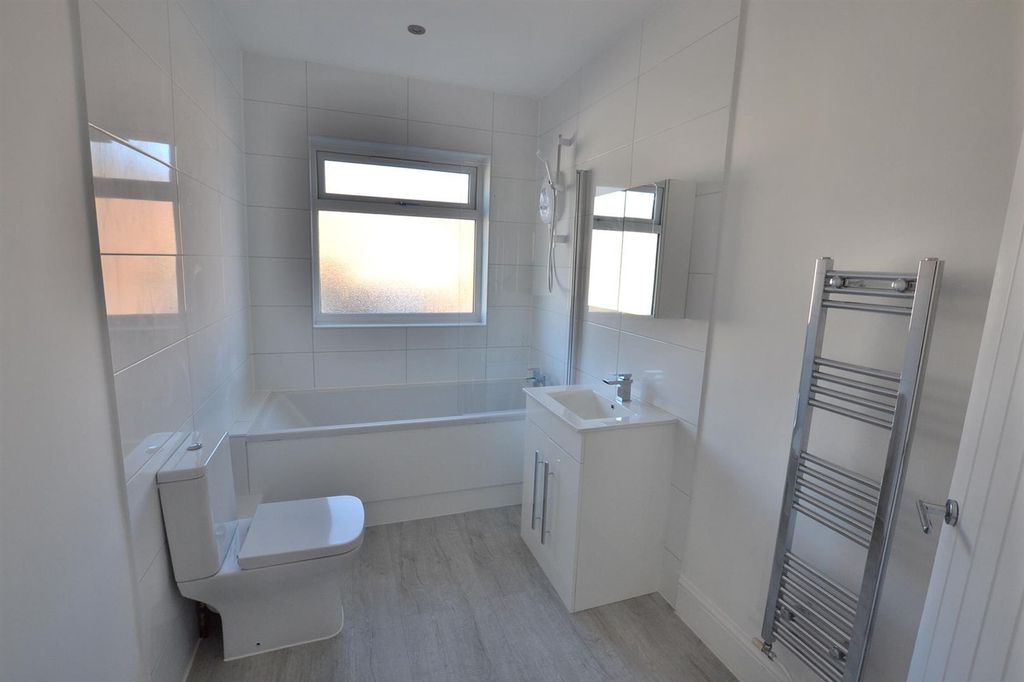 Property photo 2 of 14 Bathroom