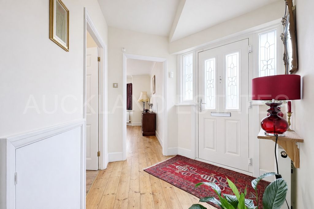 Property photo 3 of 25 Image00018