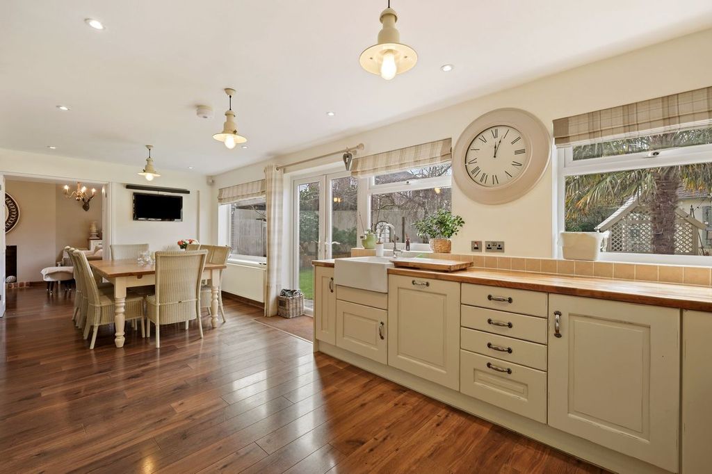 Property photo 2 of 28