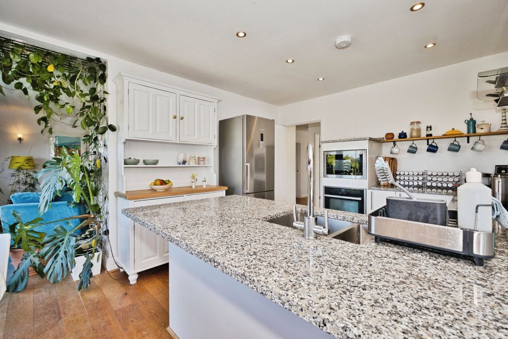 Property photo 2 of 21 Kitchen
