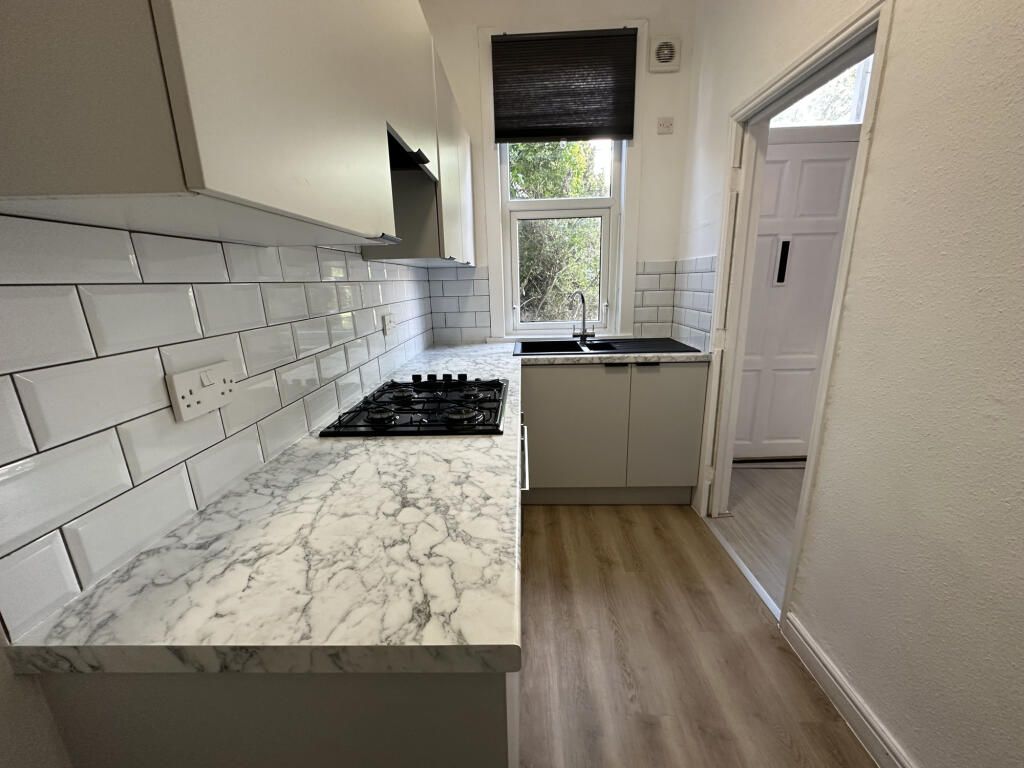 Property photo 1 of 6 3 Bed Flat To Rent Grant Rd, London Cr0