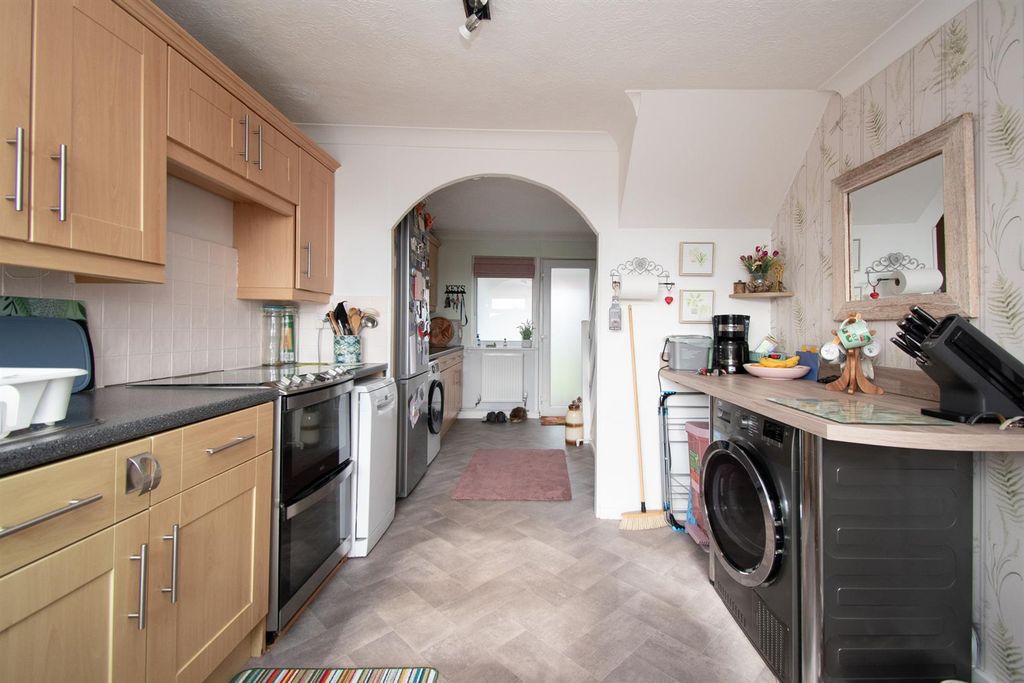 Property photo 3 of 18 Kitchen