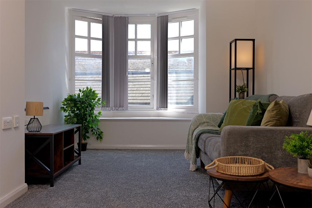 Property photo 3 of 7 Lounge