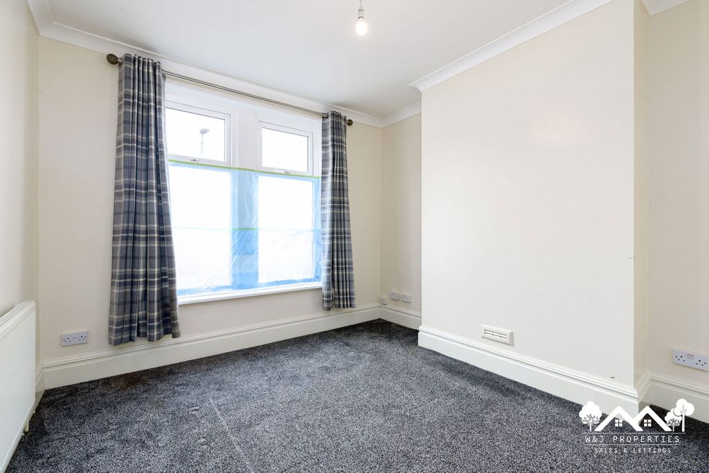 Property photo 3 of 27