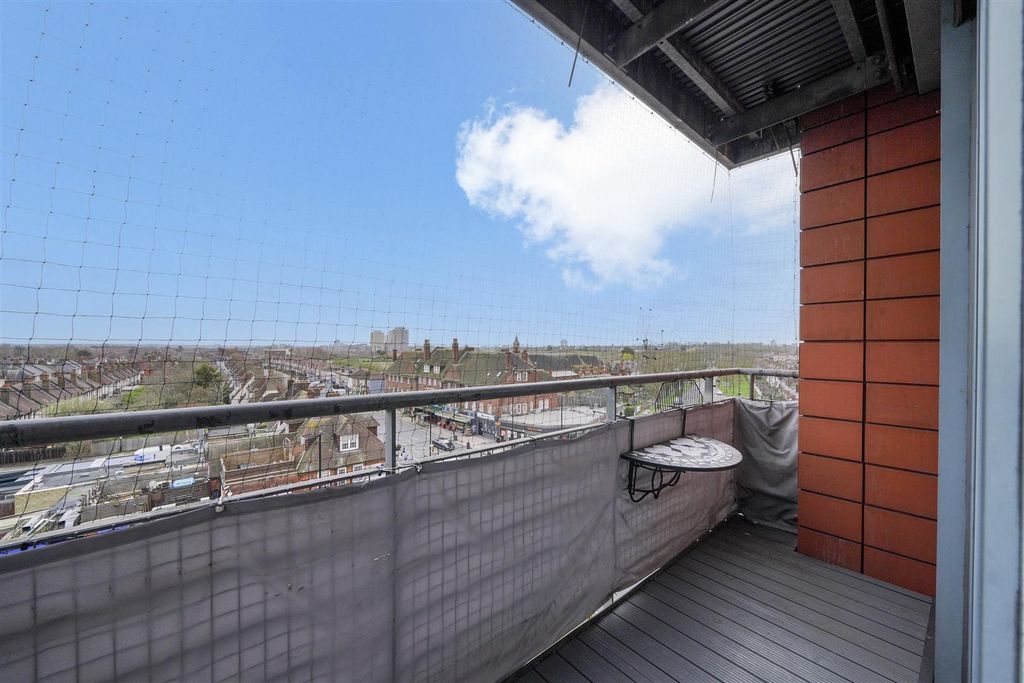 Property photo 2 of 14 1 The Roundway - Frvbcpvbjvvbtadtp137.Jpg