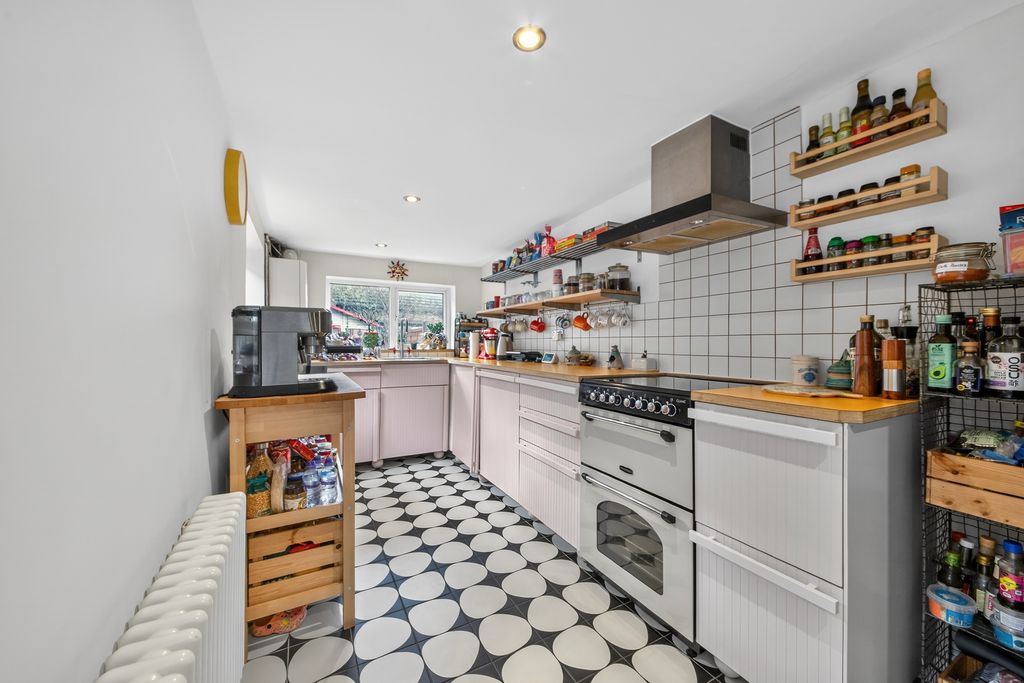 Property photo 3 of 18 Kitchen