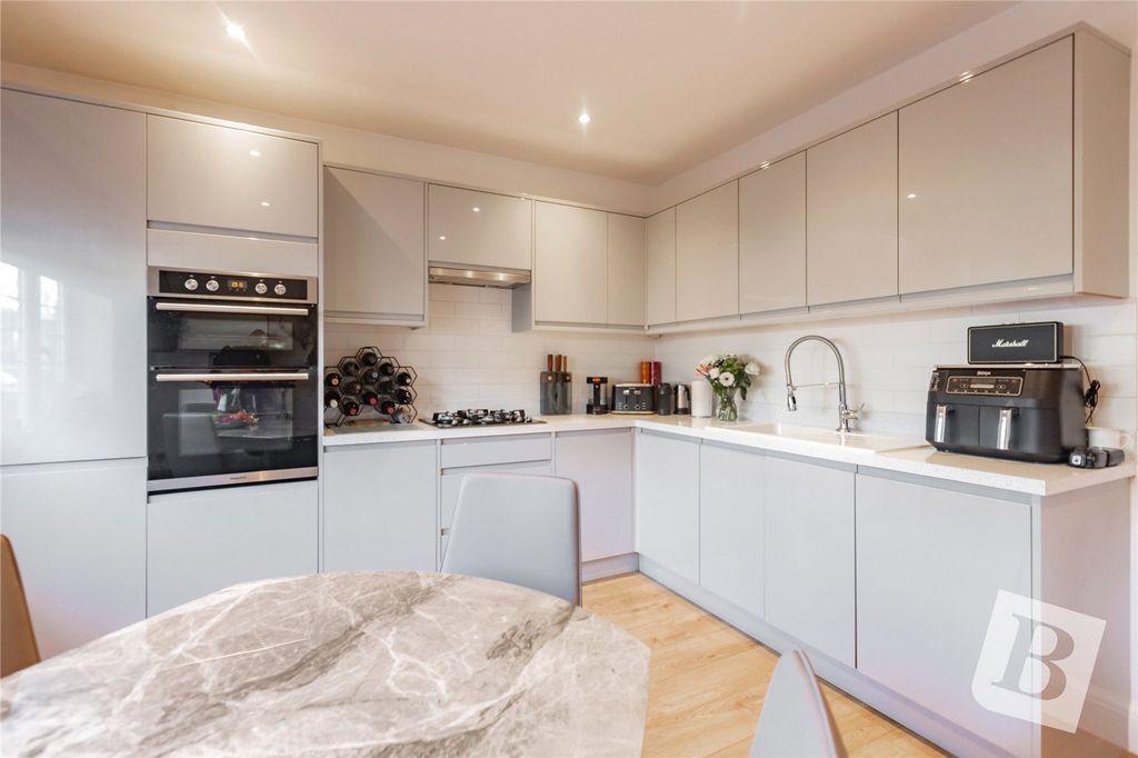 Property photo 3 of 12 Kitchen