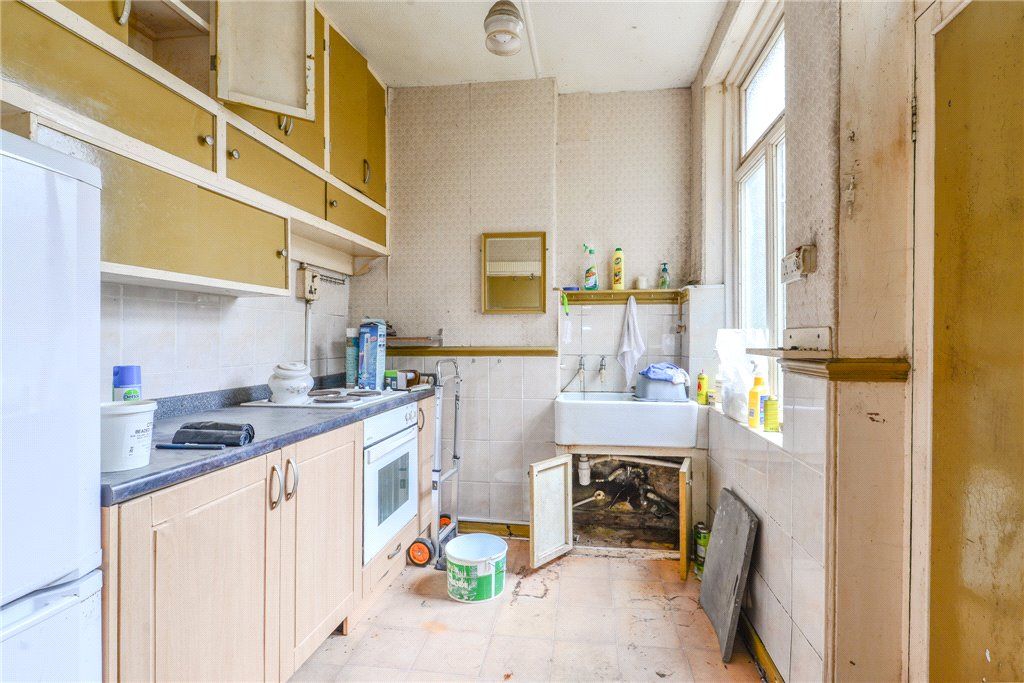 Property photo 3 of 10 Kitchen